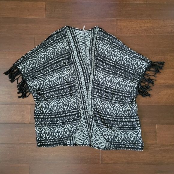 Free People UO Knit Oversized Fringe Kimono Poncho Women's XS/S Black & Gray - Picture 5 of 7